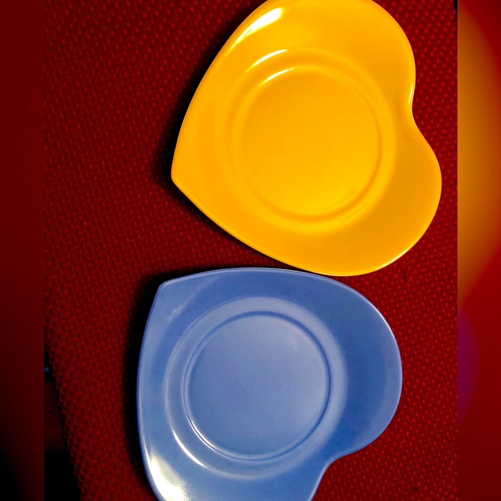 2 dessert 🍮 serve heart Deshoulieres de Limoges. Great for a date or valentines